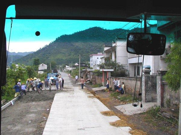 Pouring the New Road to Huangshan 