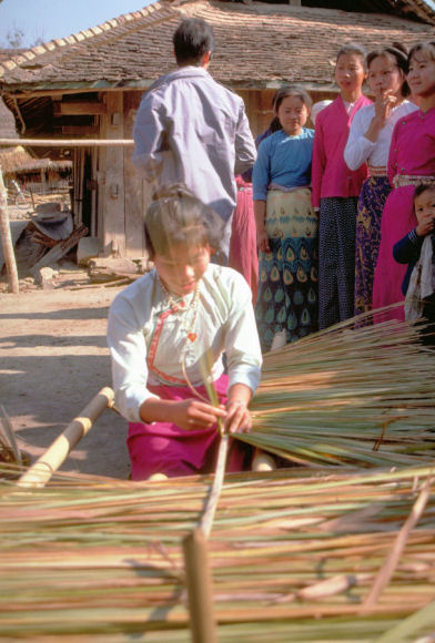 Making thatching for Roofs