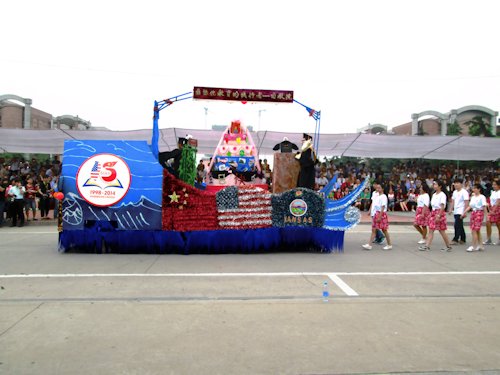 Float Honors State of Kansas - Scene 16