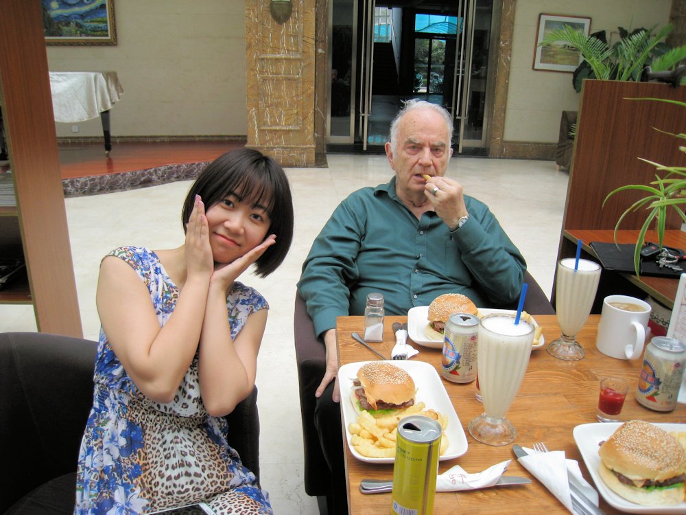 Paul and Faye Enjoy Lunch  