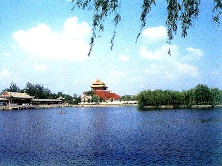 Kaifeng Palace across the Lake