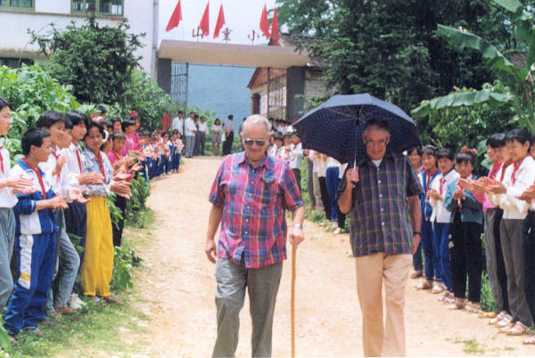 Shantai Students Greet Us