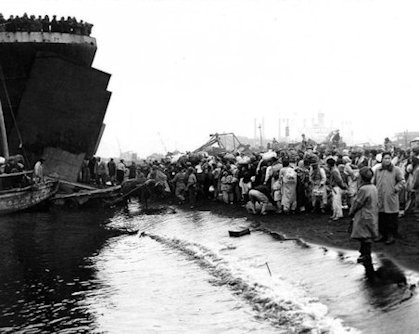 Refugees wait to board LSTs to Escape to South Korea