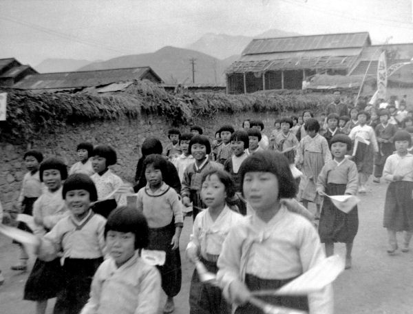 Kumi Village School Children Welcome President Elect Ike