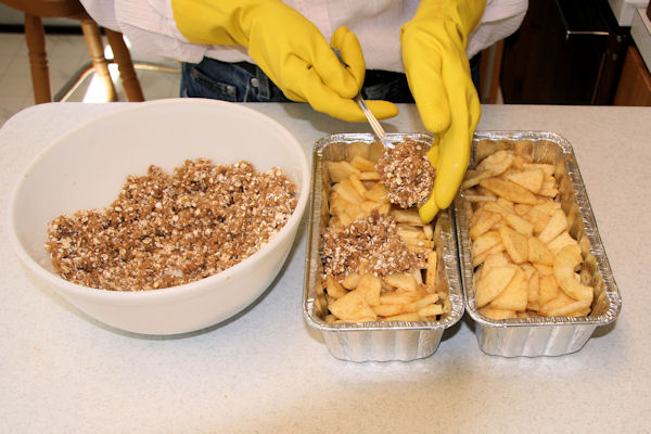 Step 20 - Cover Apples with Topping 