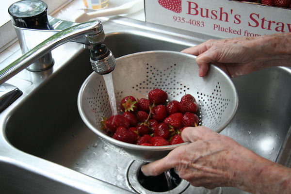 Step 1 - Wash Strawberrie