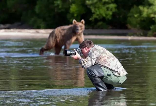 Photographer Needs to Look Around    - Page 23